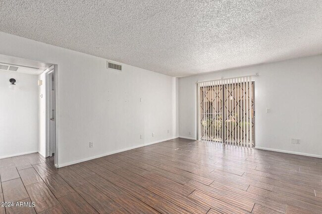 Photo - 1920 W Lindner Ave Unidad 137