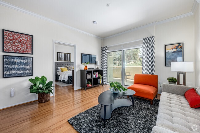 2BR, 2BA - 984SF - Living Room