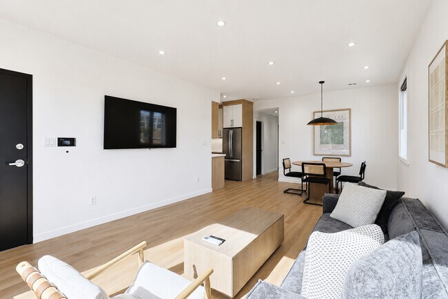Photo - 159 Locksley Av