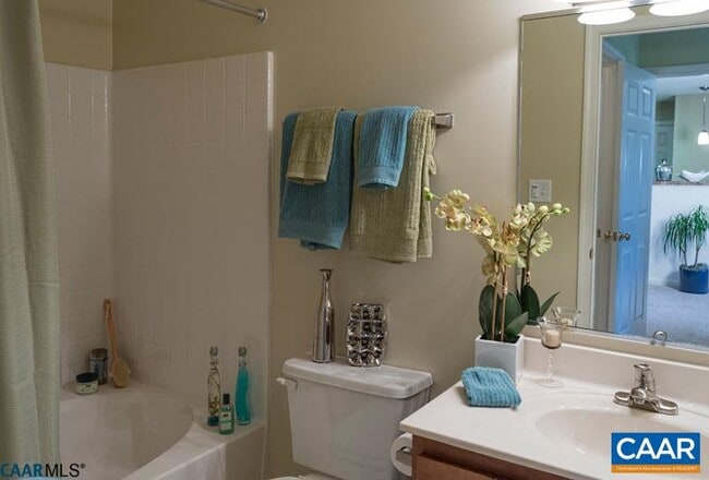 Photo - 200 Lake Club Ct