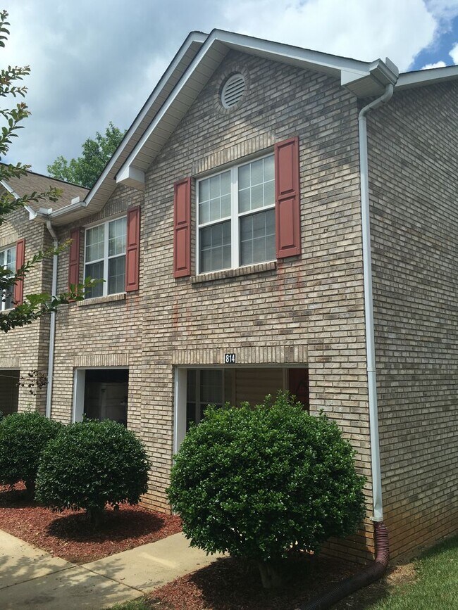 Building Photo - 3 Bedroom Townhome