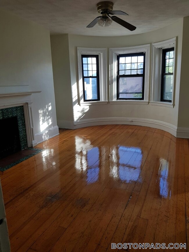 Building Photo - 533 Newbury St