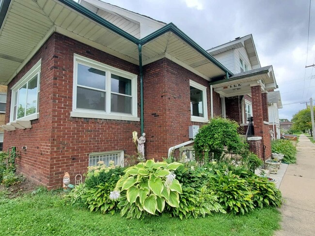 SIDE ENTRANCE - 400 S 4th Ave Unit Spacious 3 bedroom, 1 bat