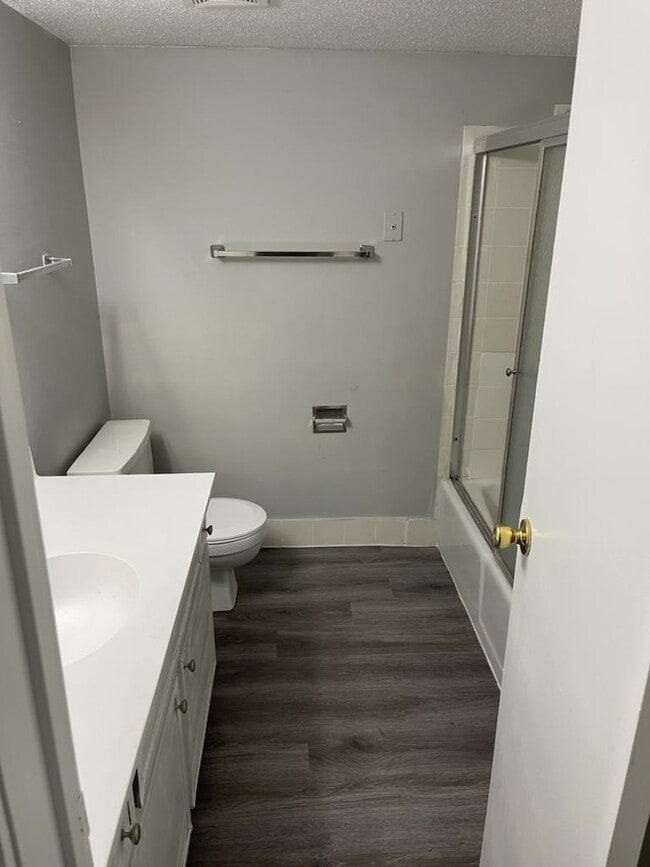 Baños renovados - Sherwood Forest Apartments