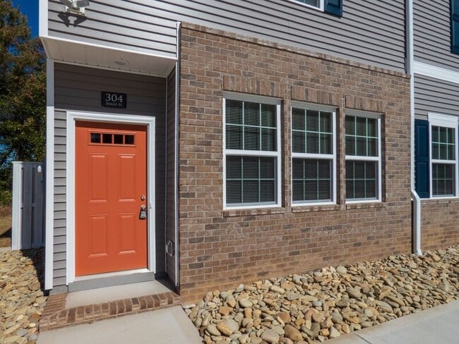 Photo - 304 Bogle St