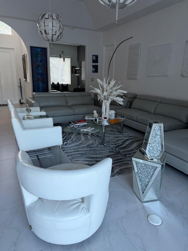 Photo - 830 Bailey St