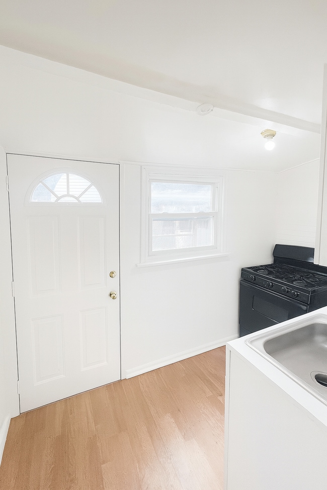 Photo - 128 W Wishart St