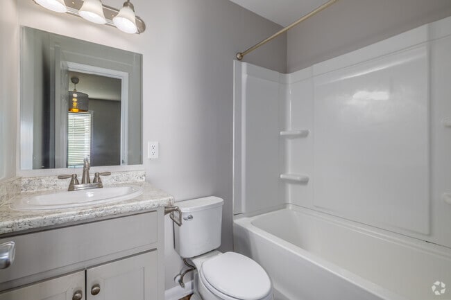 2BR, 2BA - 844SF - Bathroom