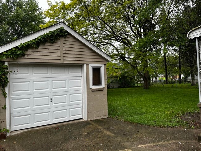Photo - 7080 Highview St