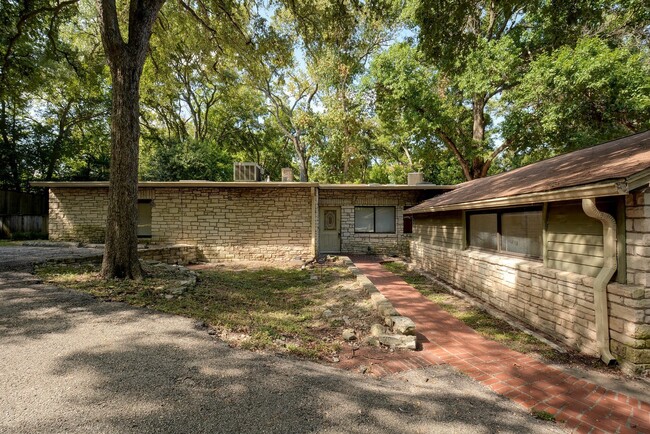 Building Photo - 4405 Barrow Ave Unit B
