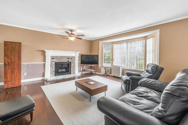 Photo - 6171-6192 192 St