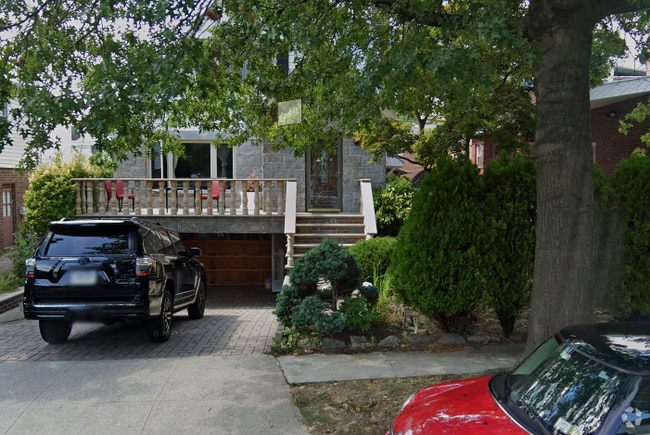 Building Photo - 6466 Ellwell Cres Unit #2 Rental
