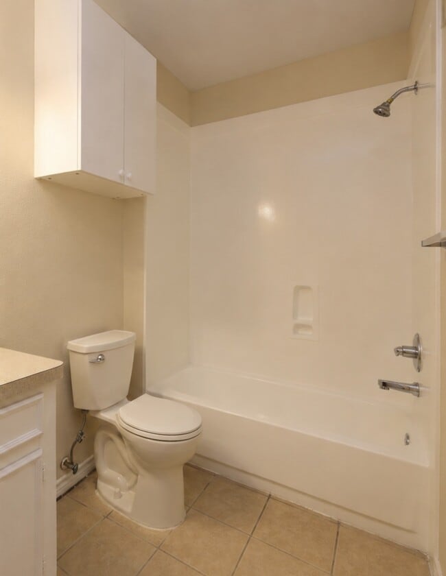 Photo - 402 Trichelle St