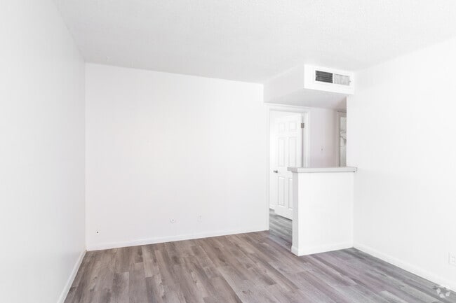 1BR, 1BR - 594SF - Living Room