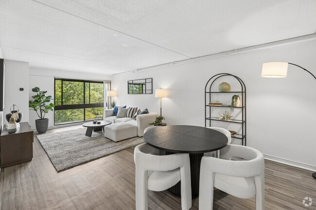 2BR, 1BA - 897SF - Living Room