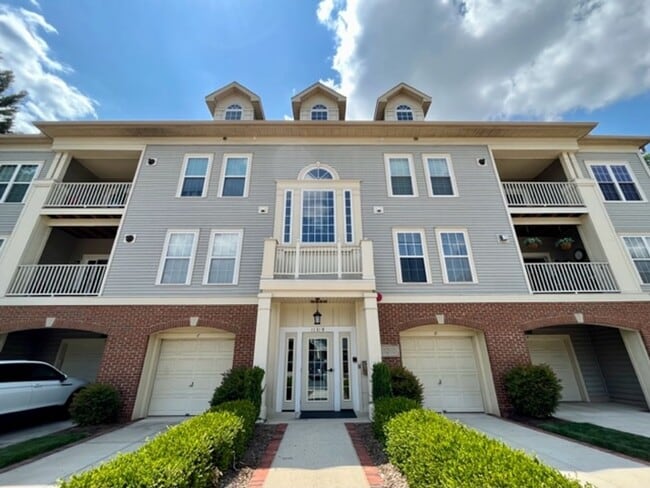 Building Photo - Beautiful 3 BR 2 FB condo with its own garage and driveway Unit 103
