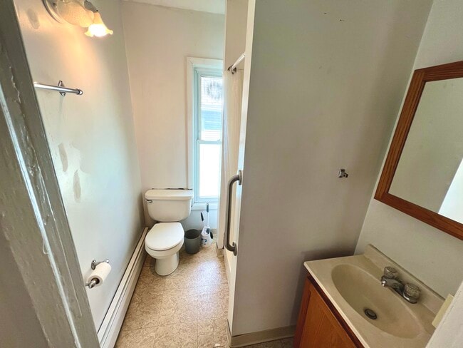 Bathroom w/ shower - 1221 Church St Unit 1219 Church