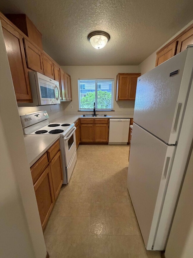 Photo - 3 Bedroom / 1.5 Bathroom Duplex Unit - Nearby Transportation, Milwaukie Marketplace and King Road... Unit 3456