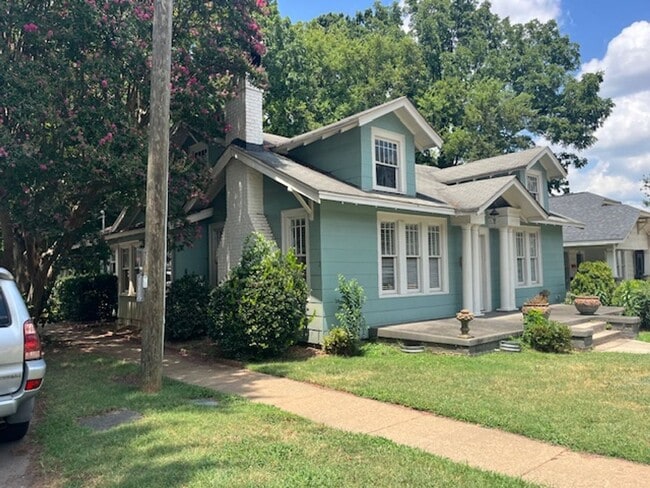 Building Photo - 3 bedroom, 2 bathroom Rental