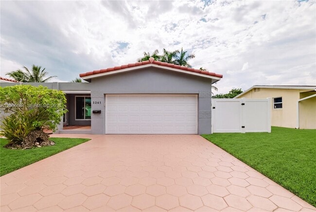 Building Photo - 5261 SW 89th Ave Unit 1