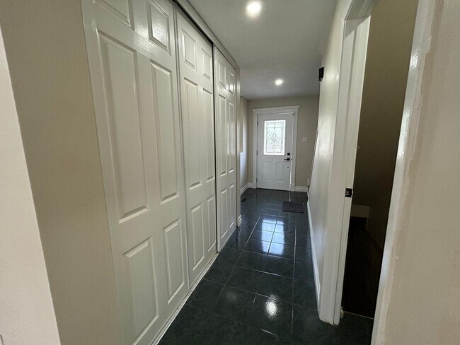 Photo - 81 Hansen Rd N