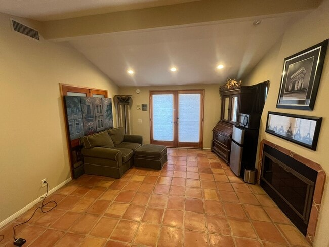Building Photo - Quail Canyon Rd Unit Apt #B