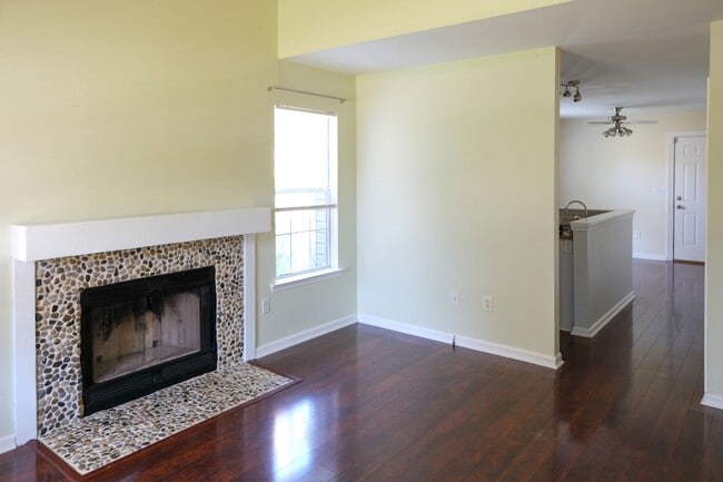 Photo - 3 Bedroom, 2 Bath house with fenced yard!