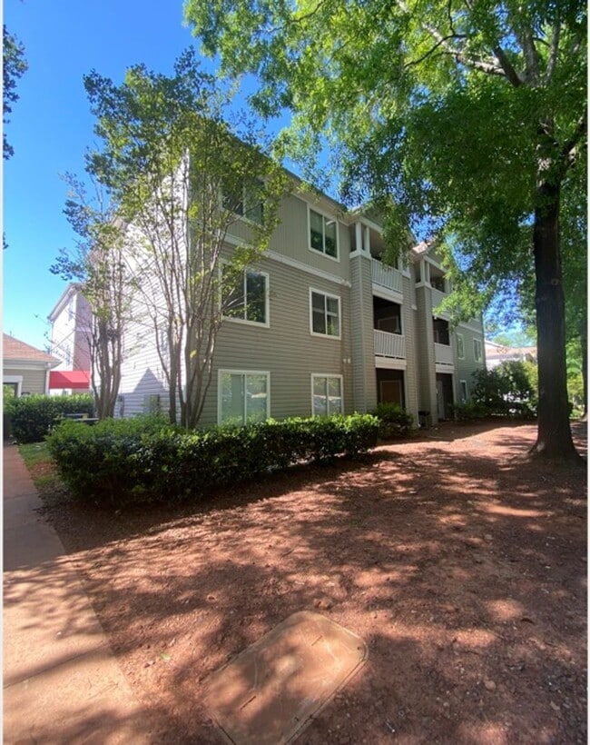 Building Photo - 1 Private Bedroom + Bathroom in Shared Con...