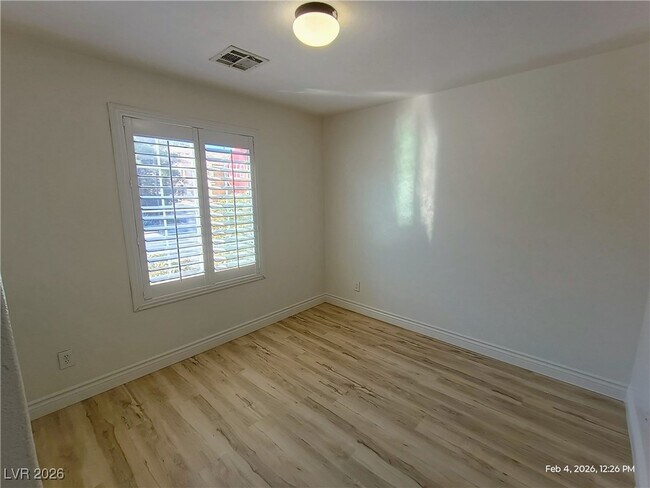 Photo - 674 Iron Bridge St