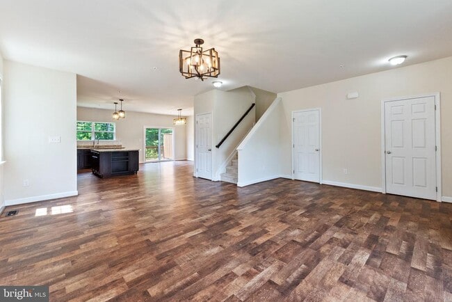 Photo - 555 English Oak Ln
