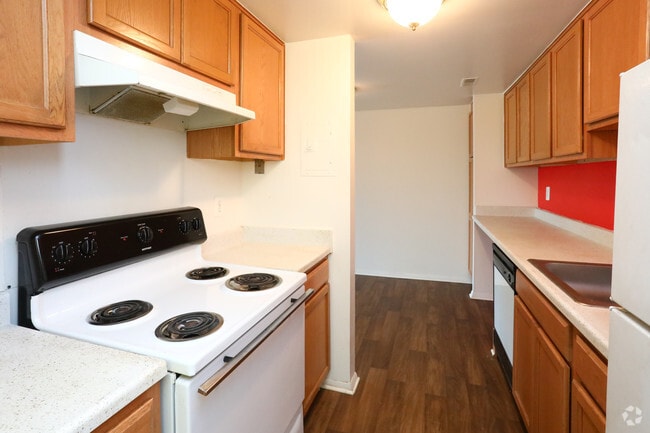 1 BR w/Loft, 1.5 BA - 940 SF