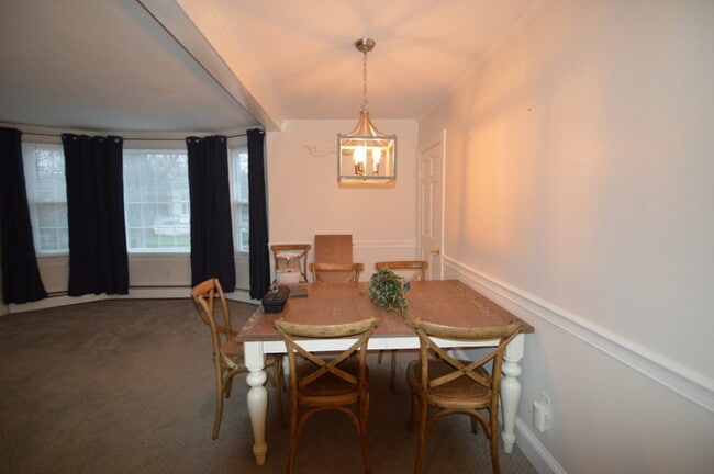 Sala de estar abierta y área de comedor - 468 Spring St Unidad 2