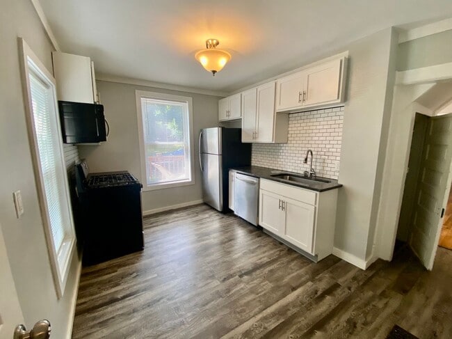 Building Photo - 800 Clancy Ave NE Unit 1