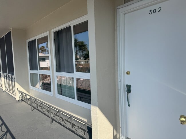 Building Photo - 1017 2nd St Unit 3rdF Rental