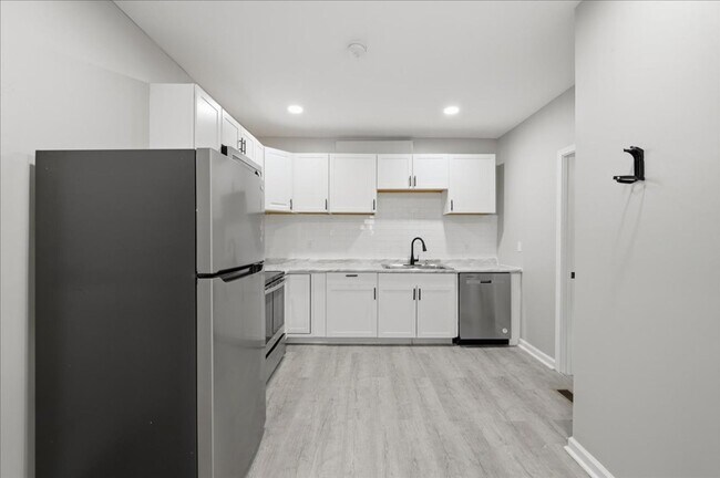 Photo - 28 S Dearborn St Unit 28 S Dearborn Street - B