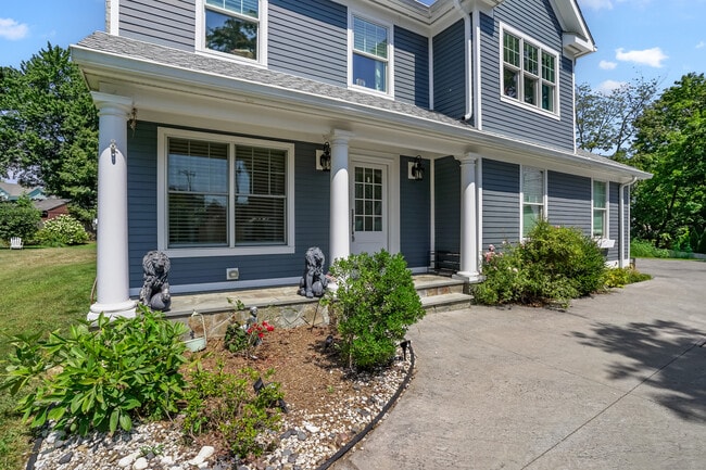 Photo - 328 Brewster St