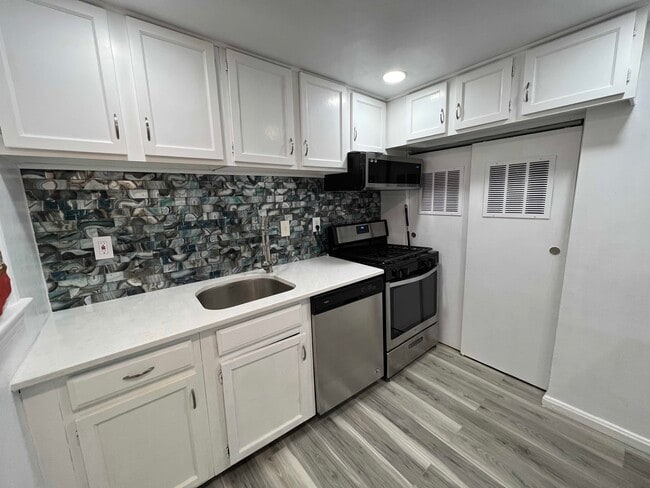 Photo - 2537 Iverson St
