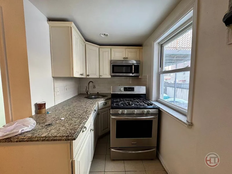 Photo - 1027 Throgmorton Ave