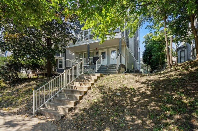 2424 Lyndale Ave S Unidad SI ID1250776P