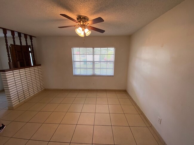 Photo - Beautiful, 1/2 of duplex close to I-4
