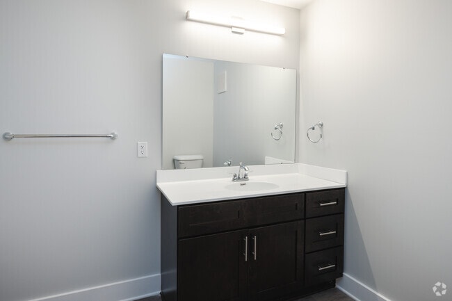 2BR, 1BA - 1054SF - Bathroom - Cherokee Landing