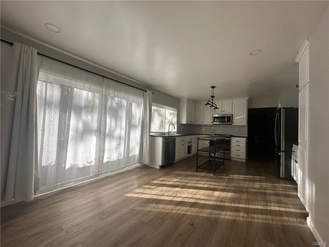 Photo - 10416 Larwin Ave