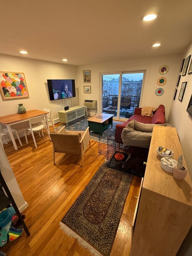 Photo - TWO BED on Green Line B // Comm & Sutherland
