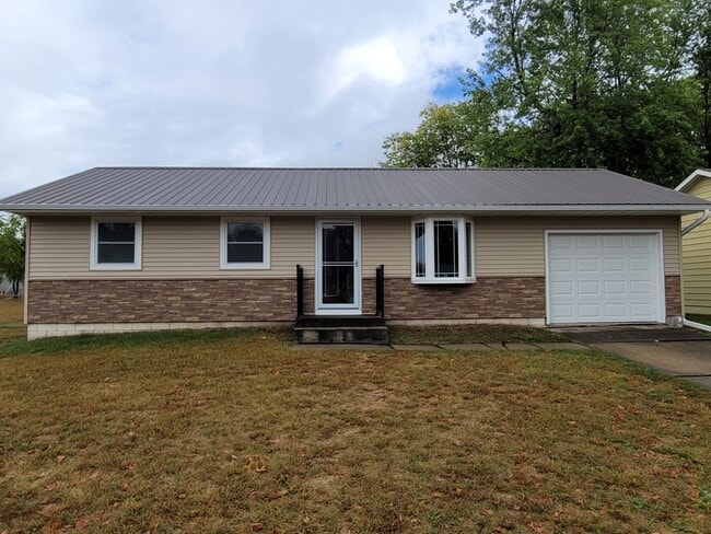 Building Photo - 3 Bedroom, 2 Bath Single Family Home in Camanche, IA