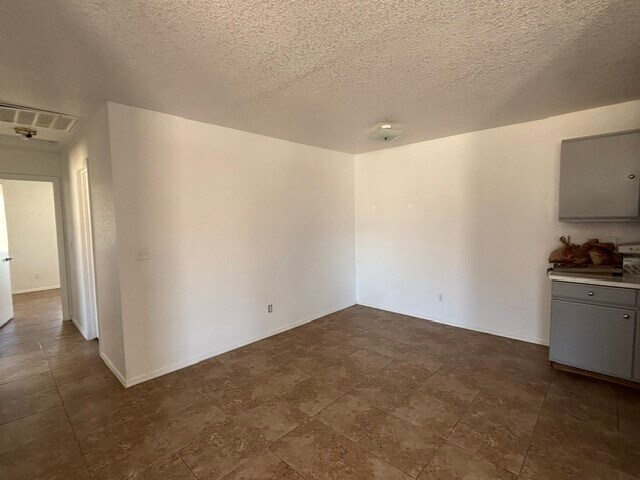 2700 W Shauna Dr