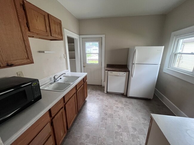 Photo - 3 Bedroom 1 Bath Near Campus