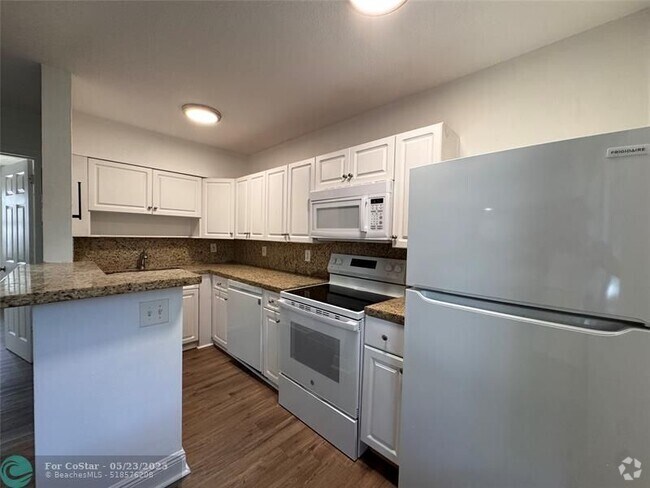 Building Photo - 921 NE 17th Ave Unit 4 Rental