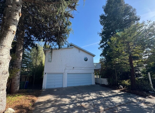 Building Photo - Walking distance to beaches, restaurants, 3 bedroom, 2 bathroom, upstairs level of home