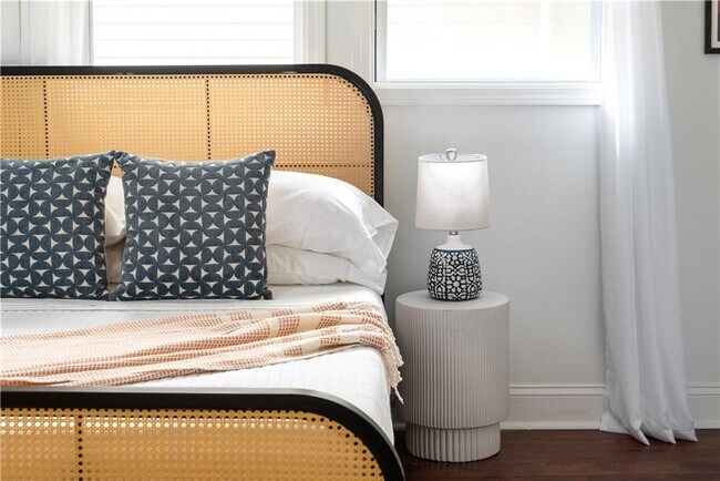 Photo - 200 Lowry St NE