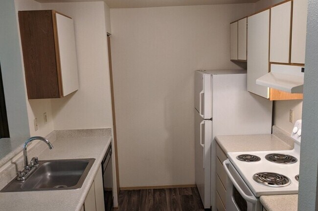 Kitchen w/ pantry